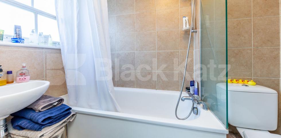 Spacious modern one bed with access to a communal garden  Camden Road, Camden